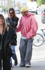 HAILEY and Justin BIEBER Out for Breakfast and Stroll at Venice Beach 04/24/2025