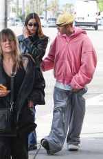 HAILEY and Justin BIEBER Out for Breakfast and Stroll at Venice Beach 04/24/2025