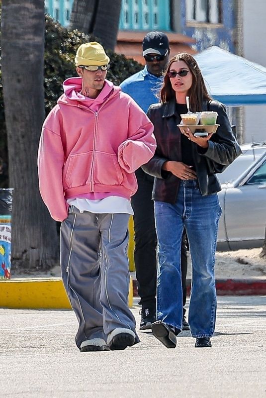 HAILEY and Justin BIEBER Out for Breakfast and Stroll at Venice Beach 04/24/2025