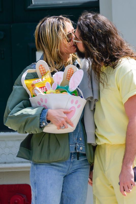 HEIDI KLUM and Tom Kaulitz Share a Kiss on Easter Sunday in New York City 04/20/2025