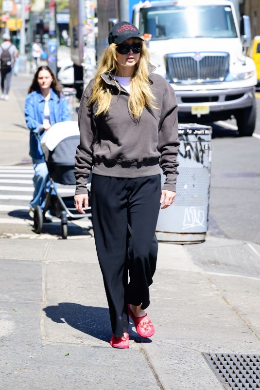 JENNIFER LAWRENCE Enjoys a Casual Morning Stroll in New York 04/22/2025