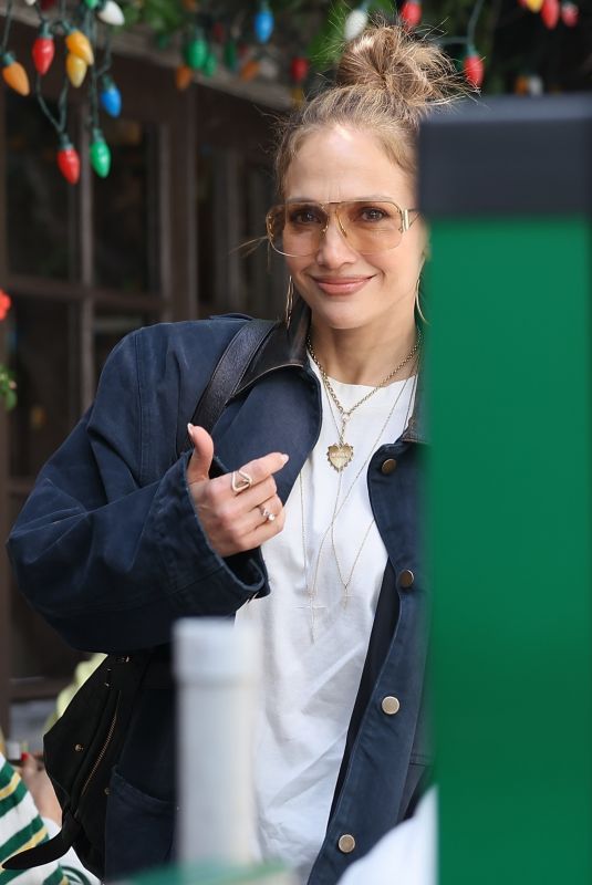 JENNIFER LOPEZ at The Ivy in Los Angeles 04/27/2025