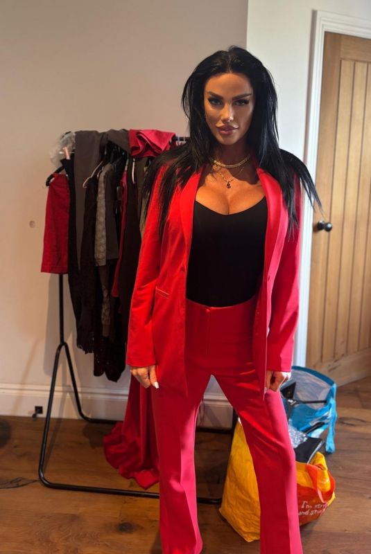 KATIE PRICE Getting Her Hair & Make-up Done in Preparation for Jack the Ripper 04/04/2025