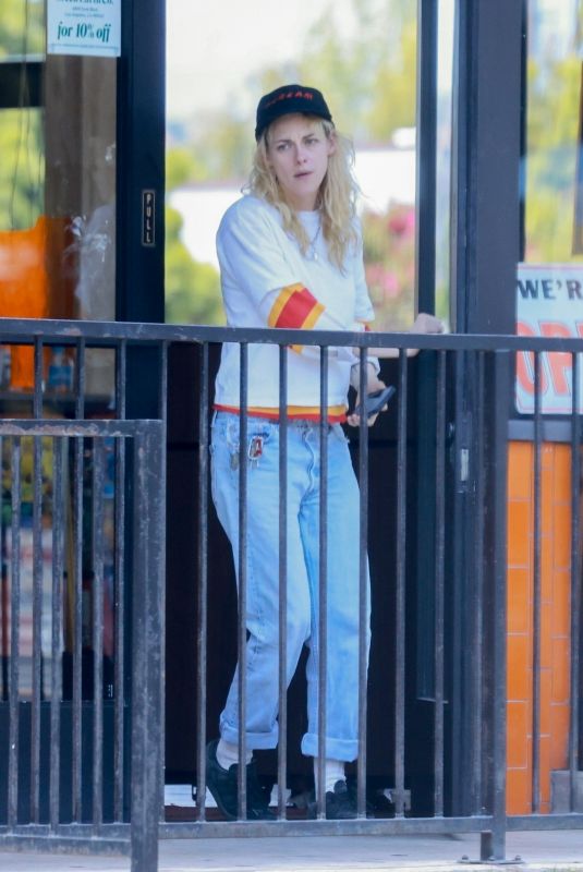 KRISTEN STEWART Out for Lunch with Friends at Troy