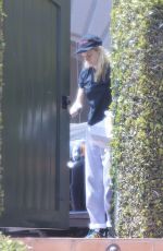 KRISTEN STEWART Picking up Her Uber Eats Delivery at Her Home in Los Feliz 04/22/2025