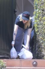 KRISTEN STEWART Picking up Her Uber Eats Delivery at Her Home in Los Feliz 04/22/2025