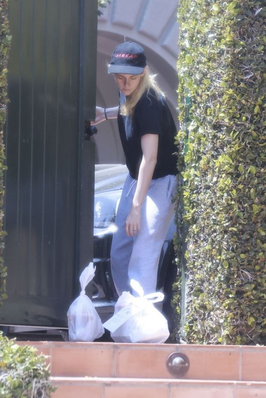 KRISTEN STEWART Picking up Her Uber Eats Delivery at Her Home in Los Feliz 04/22/2025