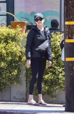 LAUREN GRAHAM Out for Lunch with a Friend in Los Angeles 04/21/2025