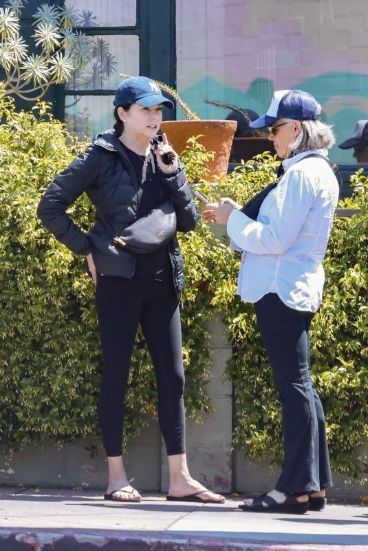 LAUREN GRAHAM Out for Lunch with a Friend in Los Angeles 04/21/2025