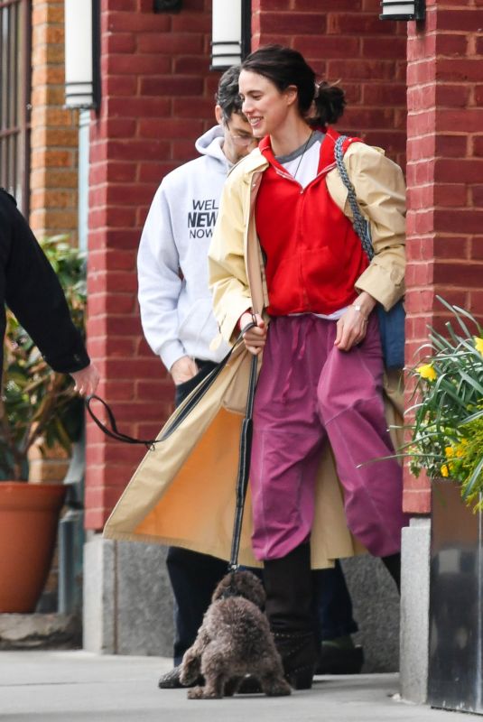 MARGARET QUALLEY and Jack Antonoff Pack on PDA in New York City 04/16/2025