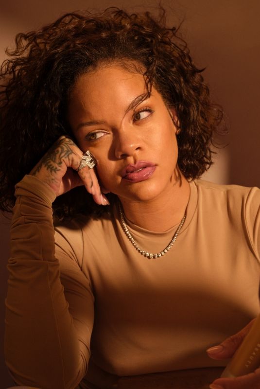 RIHANNA for Fenty Beauty: Soft’ Lit Naturally Luminous Foundation 2025