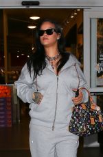 RIHANNA Picking up Groceries at Bristol Farms in Los Angeles 04/06/2025