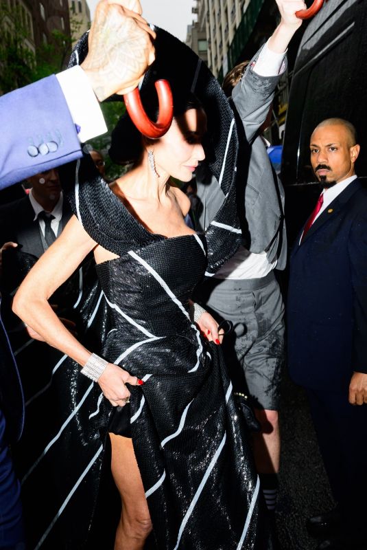 DEMI MOORE Arrives at 2025 Met Gala in New York 05/05/2025