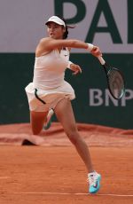 EMMA RADUCANY Defeats Xinyu Wang at French Open Women