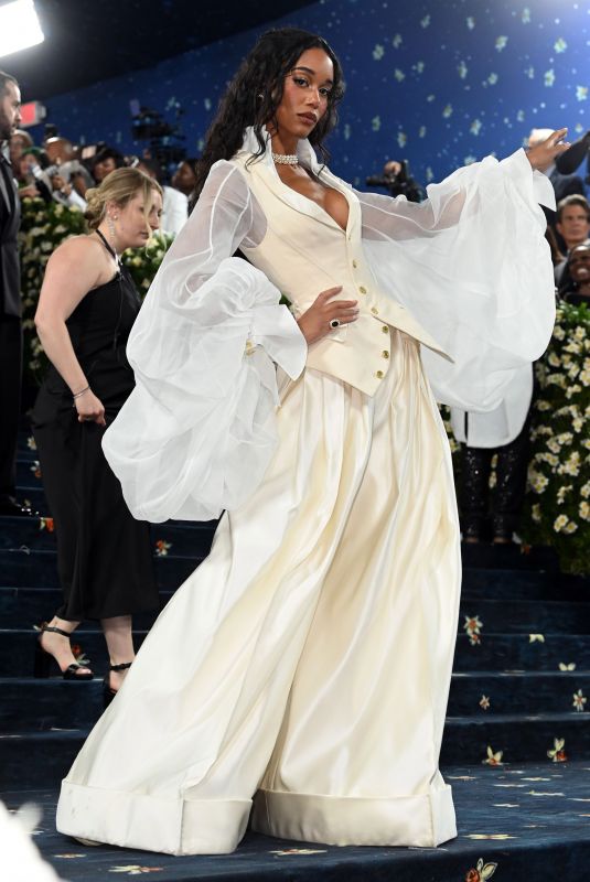 H.E.R. at 2025 Met Gala Celebrating Superfine: Tailoring Black Style in New York 05/05/2025