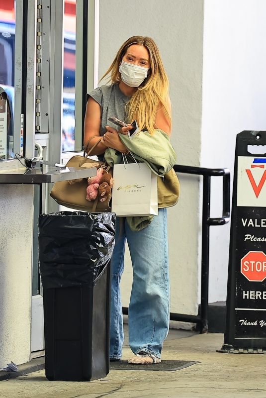 HILARY DUFF Outside an Appointment in Beverly Hills 05/09/2025