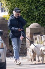 HOLLY WILLOGHBY Out with Her Dog 055/09/2025