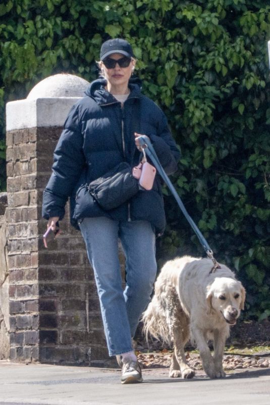 HOLLY WILLOGHBY Out with Her Dog 055/09/2025
