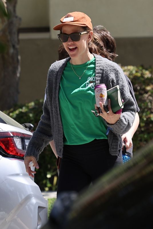 JENNIFER GARNER Out on Mother