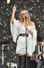KATE HUDSON Performs on Day 2 of BottleRock Napa Valley Music Festival at Napa Valley Expo 05/24/2025