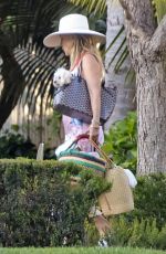 KATE HUDSON Spends Mother