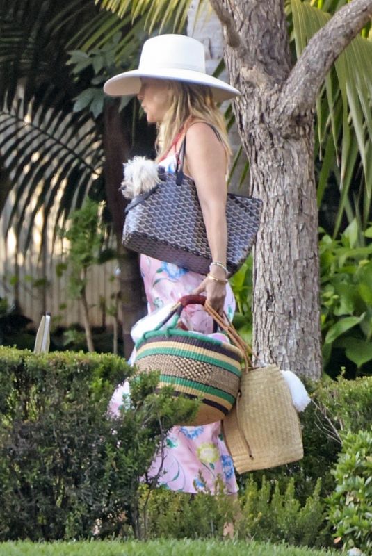 KATE HUDSON Spends Mother