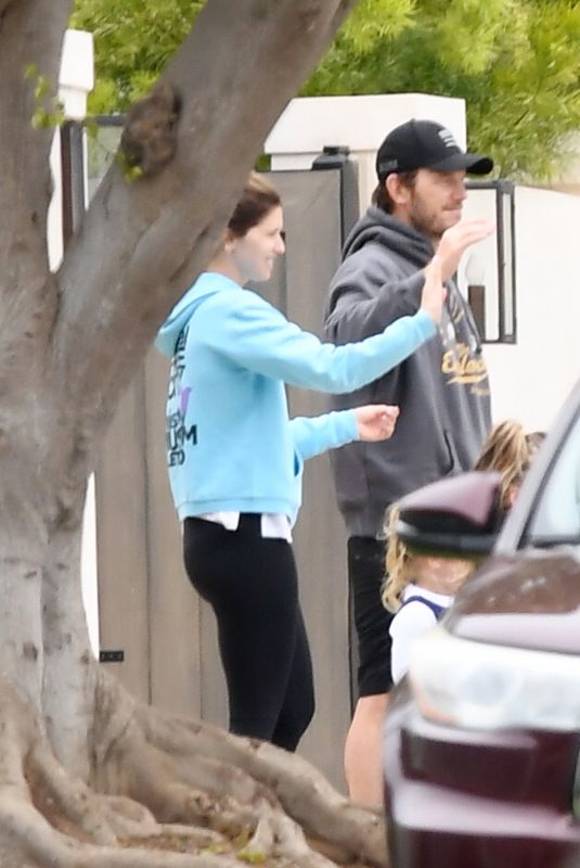 KATHERINE SCHWARZENEGGER and Chris Pratt Saying Goodbye to a Friend in Los Angeles 05/01/2025