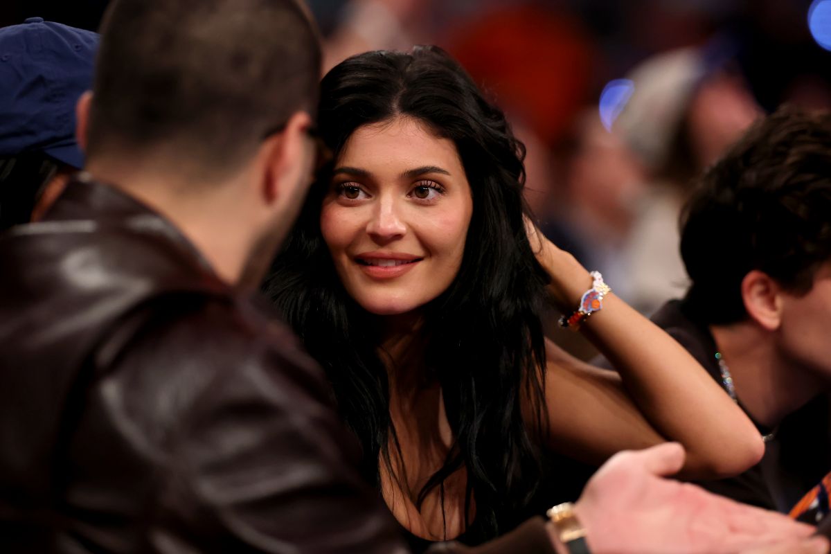 KENDALL And KYLIE JENNER And Timothee Chalamet At NBA Playoff Series kendall-and-kylie-jenner-and-timothee-chalamet-at-nba-playoff-series