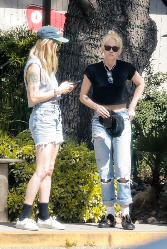 KRISTEN STEWART and DYLAN MEYER Grabbing Lunch at Messhall in Los Feliz 05/11/2025