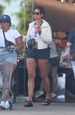 NICOLE MURPHY Stop at Erewhon for Hailey Bieber Smoothies 05/19/2025
