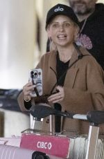 SARAH MICHELLE GELLAR Arrives at Toronto Airport 04/30/202530.04.2025 x11 | hqcelebcorner