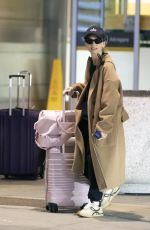 SARAH MICHELLE GELLAR Arrives at Toronto Airport 04/30/202530.04.2025 x11 | hqcelebcorner