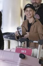 SARAH MICHELLE GELLAR Arrives at Toronto Airport 04/30/202530.04.2025 x11 | hqcelebcorner