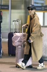 SARAH MICHELLE GELLAR Arrives at Toronto Airport 04/30/202530.04.2025 x11 | hqcelebcorner