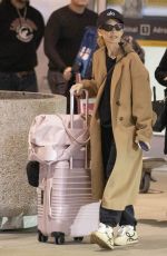 SARAH MICHELLE GELLAR Arrives at Toronto Airport 04/30/202530.04.2025 x11 | hqcelebcorner