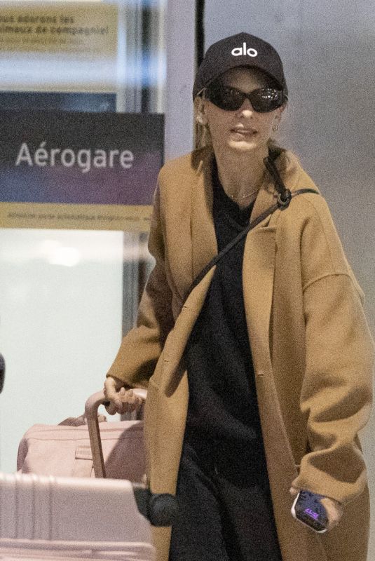 SARAH MICHELLE GELLAR Arrives at Toronto Airport 04/30/202530.04.2025 x11 | hqcelebcorner