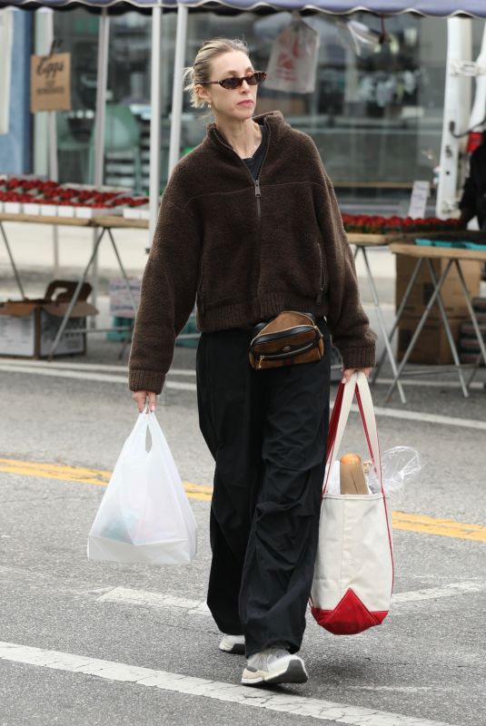 WHITENY PORT Shopping at Farmer