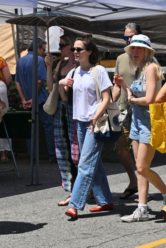 ZOEY and MADELYN DEUTCH Out with Their Mom LEA THOMPSON in Los Angeles 05/11/2025
