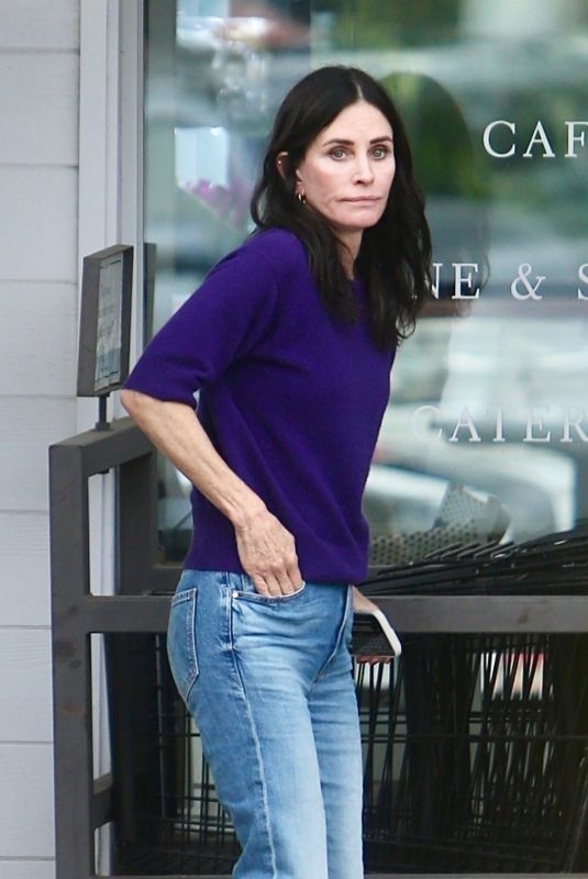 COURTENEY COX Out for Lunch with Friends at Jaydes in Beverly Hills 06/04/2025