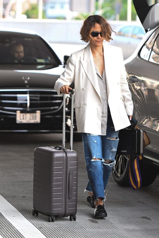 HALLE BERRY Arrives at Laguardia Airport in New York City 06/03/2025