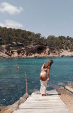 HELEN OWEN - Instagram Photos 06/29/2025