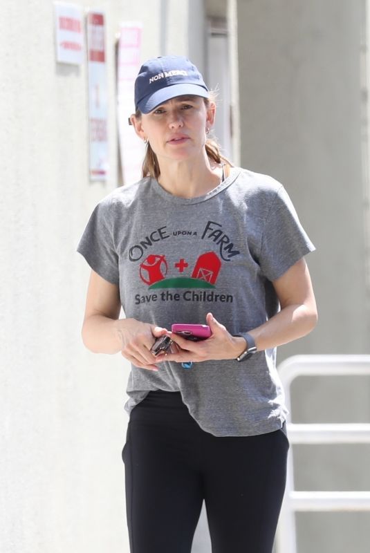 JENNIFER GARNER Out and About in Brentwood 06/04/2025
