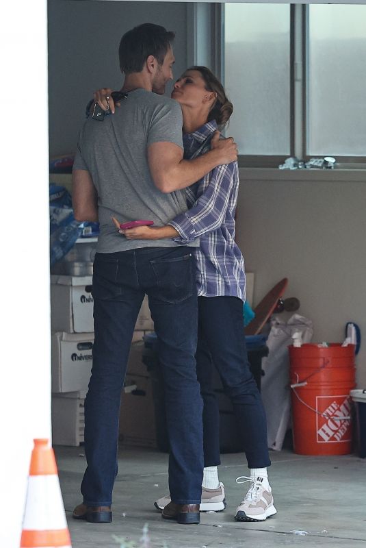 JENNIFER GARNER Shares Hug and Kiss with Boyfriend John at His LA Bachelor Pad 06/05/2025