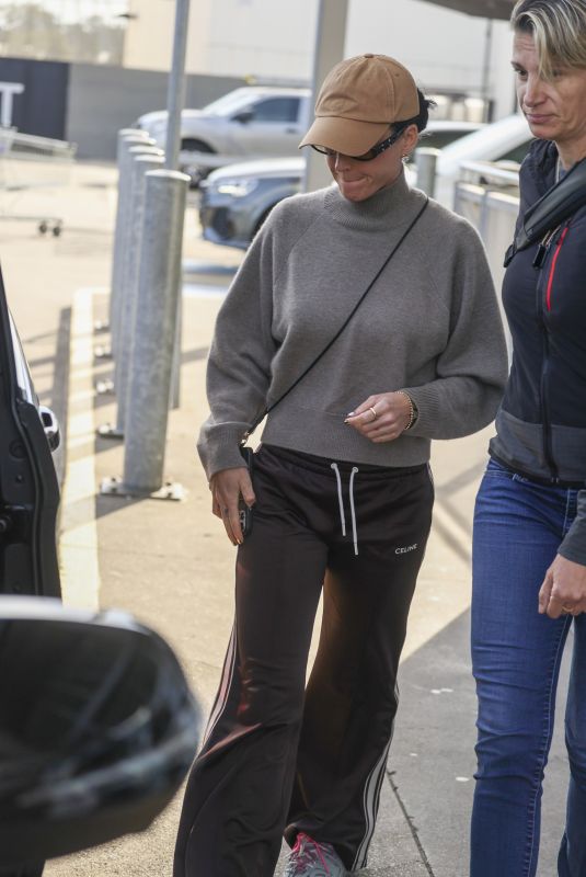 KATY PERRY Shopping at Lidcombe Shopping Centre in Sydney 06/04/2025