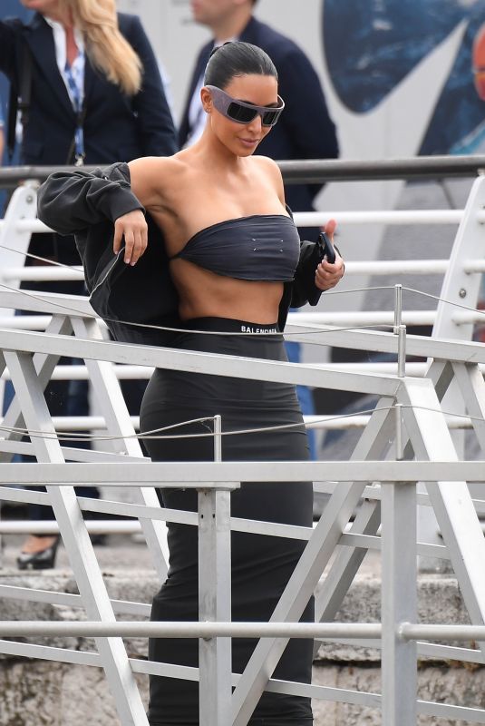 KIM and KHLOE KARDASHIAN Arrives at Gritti Palace Hotel in Venice 06/26/2025