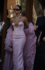 KIM and KHLOE KARDASHIAN En Route to Jeff Bezos