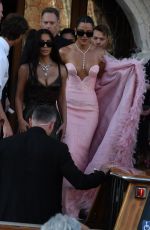 KIM and KHLOE KARDASHIAN En Route to Jeff Bezos