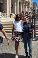NAOMI CAMPBELL Posing with a Police Officers in Rome 06/29/2025