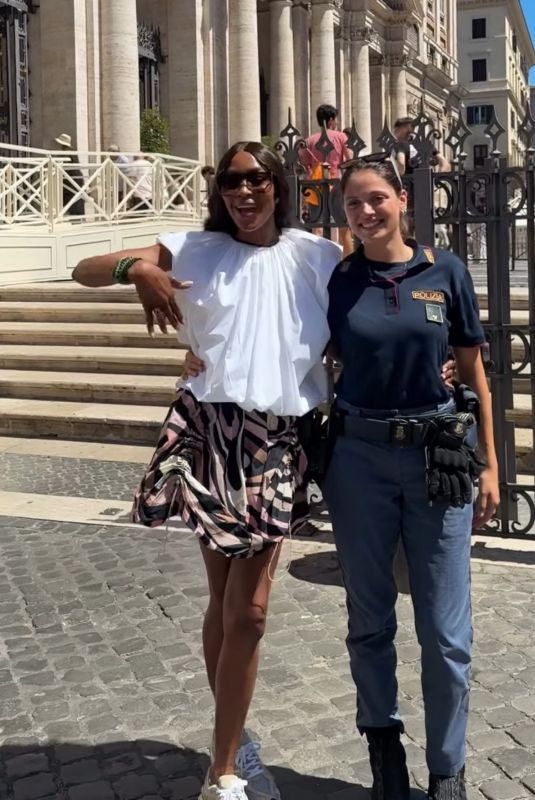 NAOMI CAMPBELL Posing with a Police Officers in Rome 06/29/2025