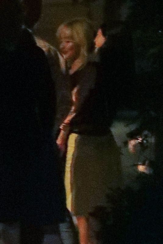 SABRINA CARPENTER Enjoying a Cigarette with Friends at Waverly Inn in New York 06/10/2025